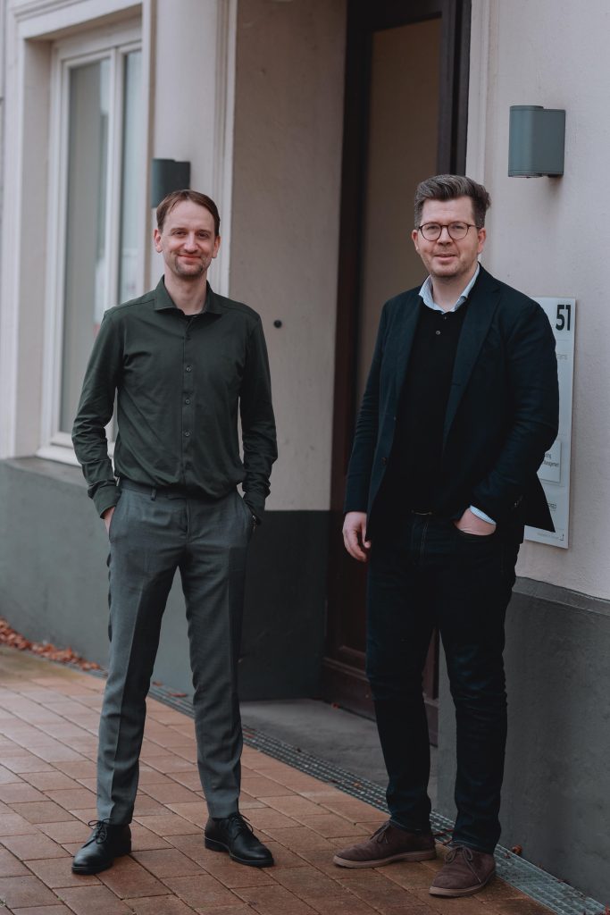 Steuerberater Lars Beermann und Tobias Strupp gemeinsam vor den Räumen
