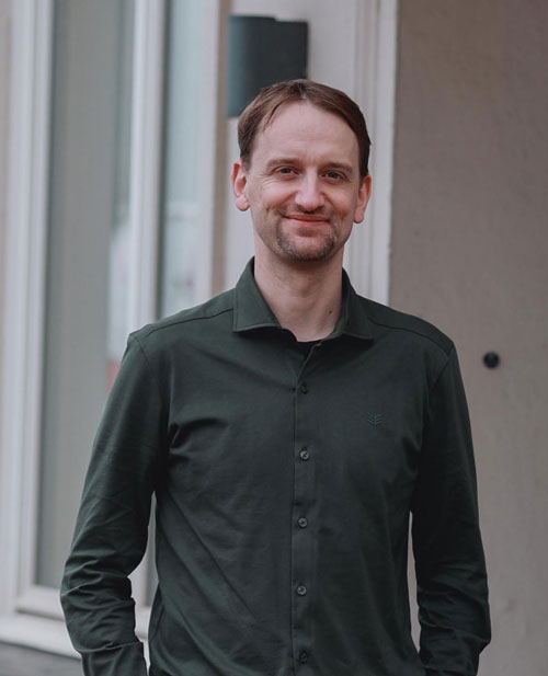 Steuerberater Tobias Strupp - lachend vor Fenster