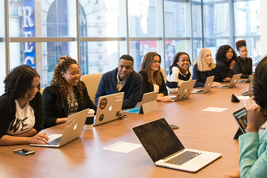 Geschäftstreffen mit mehreren Teilnehmern vor ihren Laptops