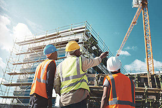 Bauarbeiter auf Baustelle mit Helmen