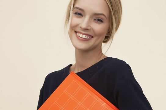 Portrait einer lächelnden Frau mit Mappe