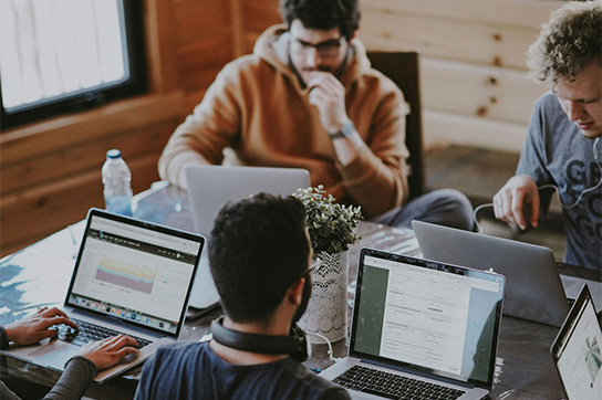 Besprechung im Büro mit Laptoparbeit